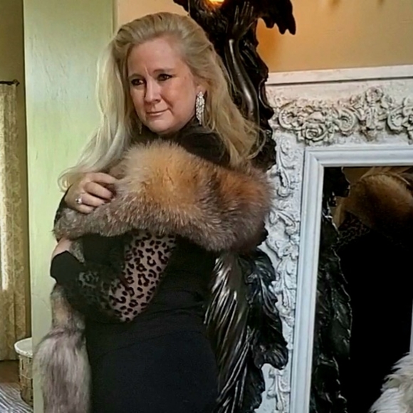 Plush Red/Brown Crystal Fox Fur Wrap and Hat - Picture 15 of 17